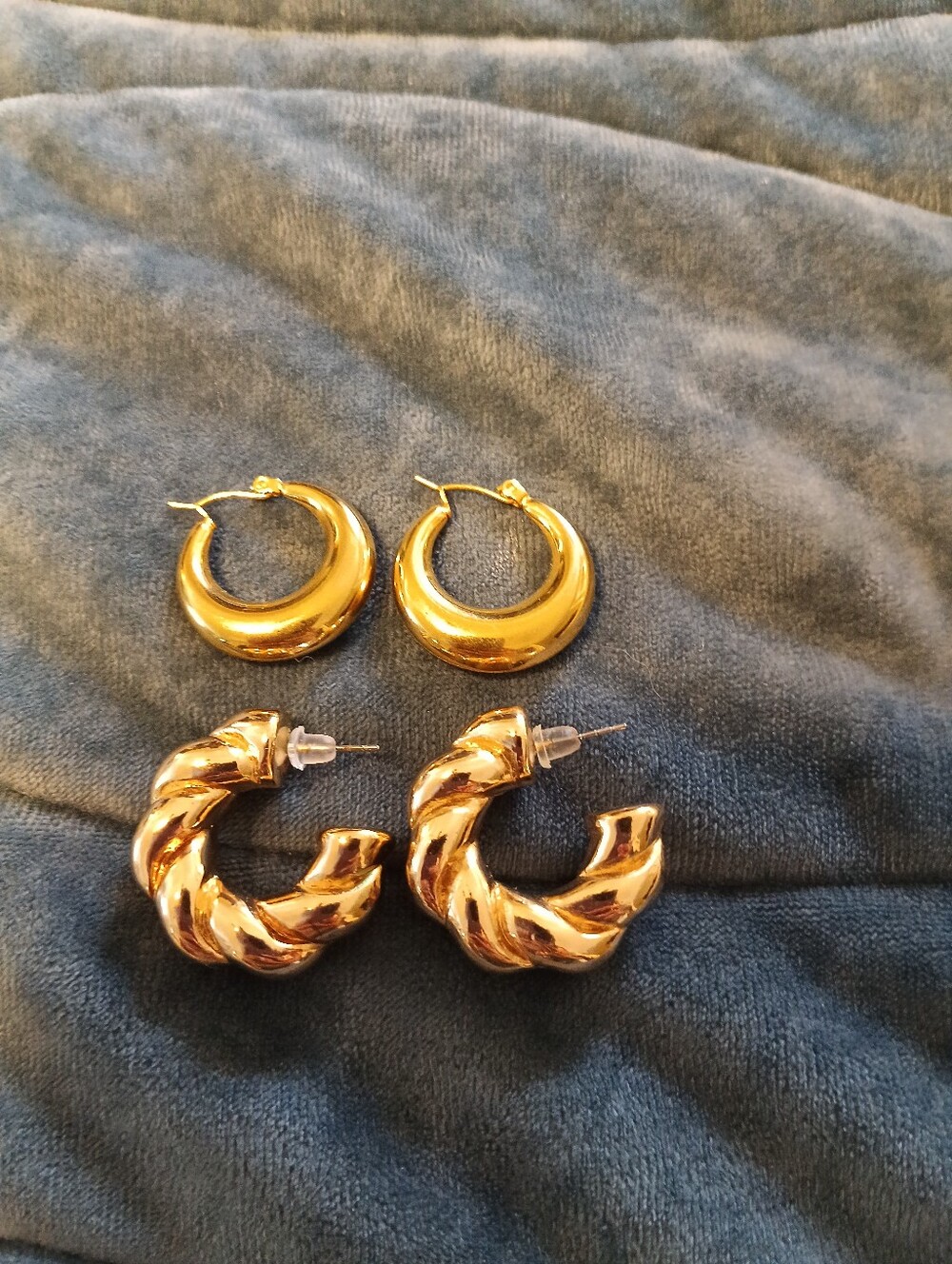 SET OF TWO GOLD-TONE SMALL HOOP EARRINGS